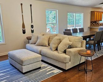 Bring the whole family to this great place with lots of room and games for fun. - Gilbertsville - Вітальня