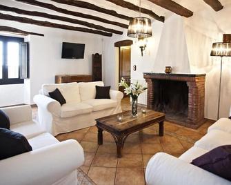 Villa sourrendeb by vineyards close to Sitges and Barcelona - Santa Margarida i els Monjos - Living room