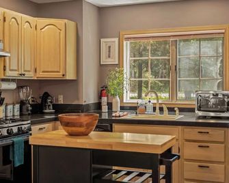 Tranquil Waterside by Avantstay Lakefront + Dock, Game Room, Views - Pocono Summit - Keuken