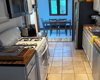 Cozy East Haven Home • Near Beach & Yale - East Haven - Cocina