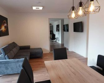 Comfort apartment with outdoor whirlpool and barrel sauna - Imsterberg - Wohnzimmer