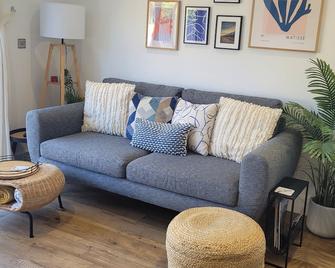 La Casita - Inside the Gates of Frinton-On-Sea - Frinton-on-Sea - Living room