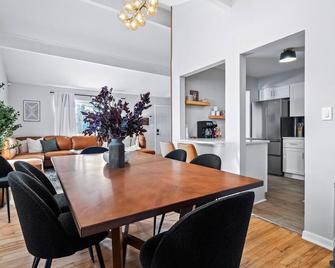 Hot Tub, Game Room, 4 Bedrooms, Gorgeous Remodel - Akron