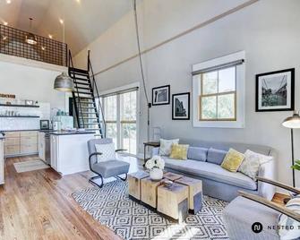 The Shotgun House from Fixer Upper - Steps to Silos, BU, & Downtown - Waco - Living room