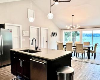 Eagle View Waterfront Retreat in Belfair, Hood Canal with King Beds, kayaks - Belfair - Comedor