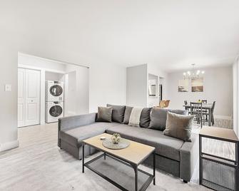 Relaxing 2BR/2BA Unit in the City - Rochester Hills - Living room