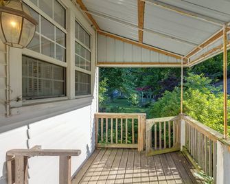 Walk to The Square! Historic Lawrenceburg Home - Lawrenceburg - Balcony