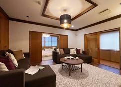 bHotel Kaniwasou 301 Minute walk from Miyajima Pier for 11ppl - Miyajima - Salon