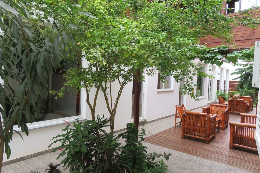 سويت جست هاوس - ساو تومي - شرفة مرصوفة