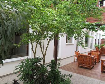 سويت جست هاوس - ساو تومي - شرفة مرصوفة