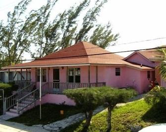 The Perfect Hideaway Vacation - Cottage Looks Out to a 180 Degree Ocean View! - Arthur's Town - Edificio
