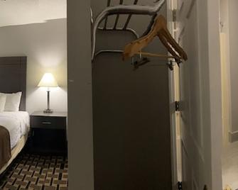Adams Inn and Suites - Adams - Bedroom