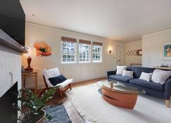 Columbia Cottage home - Hood River - Living room