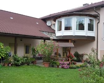 Gertis Blumenhof Privatzimmer, Ferienwohnung - Gmünd - Gebäude