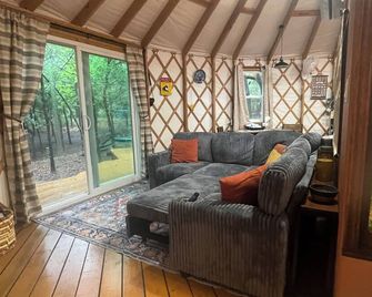 Luxury Yurt in the Woods on 10 ac. with The Silo House in Waxahachie, TX - Waxahachie