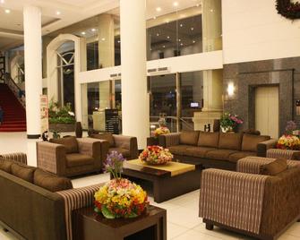 Hotel Supreme Convention Plaza - Baguio - Lobby