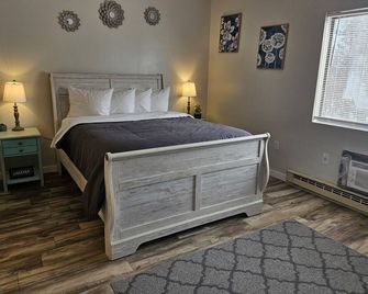 Spacious 3 bedroom Condo Close to Weirs Beach!! - Laconia - Bedroom