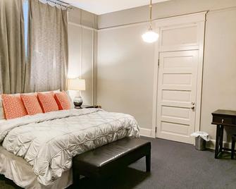 The Loft on the Square - Magnolia - Спальня