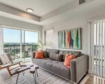 Downtown Penthouse Living w/ Sleeper Sofa & Views - Salt Lake City - Sala de estar
