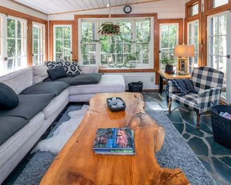 Storybook Wooded Retreat & Artist's Getaway - Pittsboro - Sala de estar