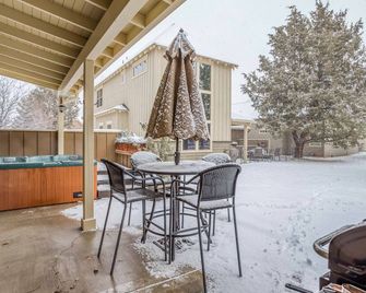 Eagle Crest 2 Bedroom Single Level Pet Friendly Home with a Hot Tub - Redmond - Patio