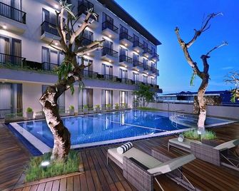 Aston Inn Mataram - מטראם - בריכה