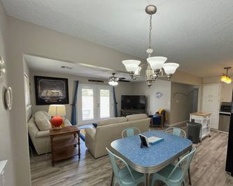 Fantastic 3/2 near OU, fully stocked, 4 TVs, W/D - Norman - Dining room