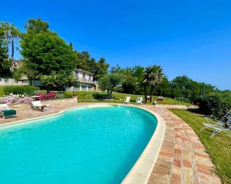 Casa Zefiro 4 by Marche Holiday Villas - Orciano di Pesaro - Piscina