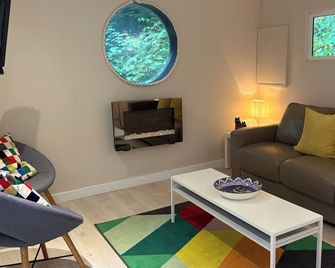 The Escape - Private Luxury House in the Trees - Swim Spa. Pet Friendly! - Cobble Hill - Living room