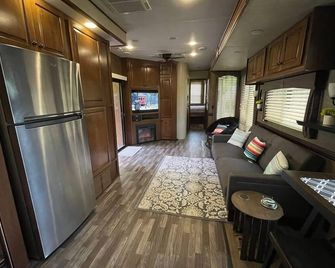Charming rental in Rocky Top, TN-walking distance to Norris lake and marina! - Rocky Top - Sala de estar