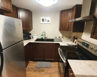 Comfortable Private 2bedroom with Full Kitchen - Kingston - Kitchen