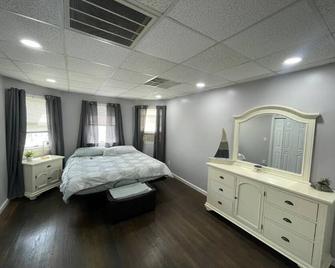 Renovated 3 Bedroom 6 bed unit with onsite parking - Pawtucket - Bedroom