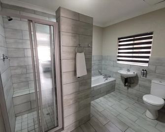 Up21 Guest House - Boksburg - Bathroom