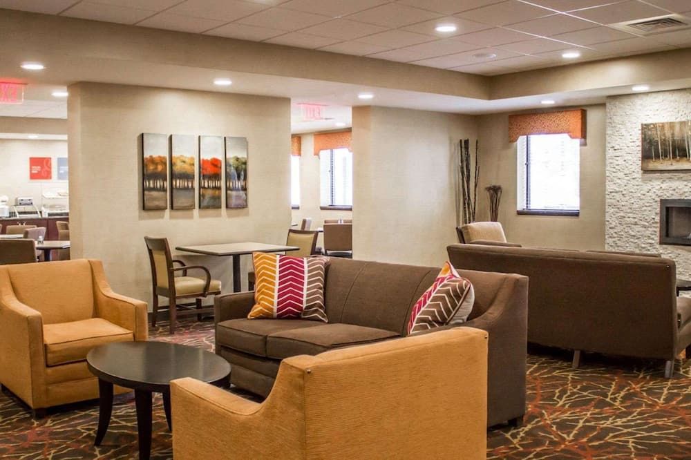 Garner Hotel Wadsworth by IHG - Wadsworth - Лаунж