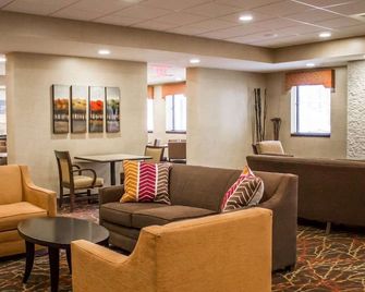 Garner Hotel Wadsworth by IHG - Wadsworth - Lounge