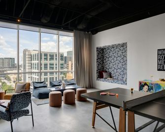 موكسي تشارلوت داون تاون - تشارلوت (نورث كارولينا) - غرفة معيشة