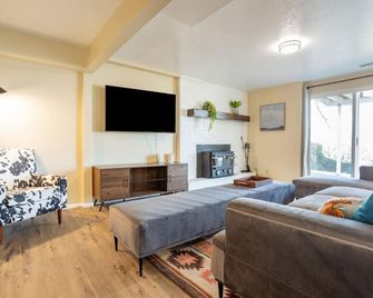 Spacious 3br Basement Apt Near Airport, - North Salt Lake - Living room