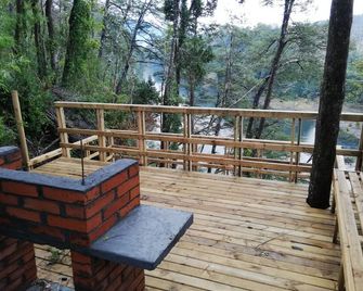 Wonderful rustic cabin 2, with native logs, on the banks of the Trancura River - Pucón - Balcón