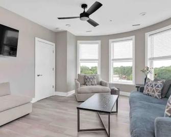 Happy Place - Dt Fuquay, Top Floor, Best Skyline View - Fuquay-Varina - Sala de estar