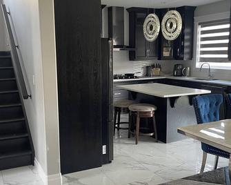 Luxury getaway with pool and hot tub - family retreat - Windsor - Kitchen