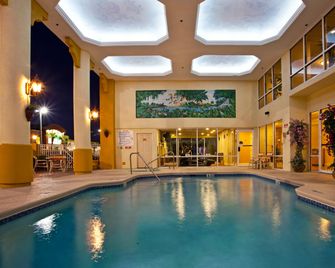 Holiday Inn Express & Suites Cocoa Beach By IHG - Cocoa Beach - Pool