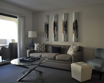 Charming Downtown Palm Springs Getaway 1 Bedroom Condo - Palm Springs - Living room