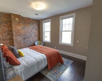 The Emmett. Great downtown Dubuque location - Dubuque - Bedroom