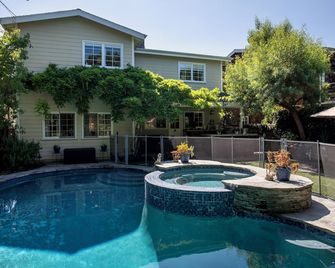 Enjoy! Beautiful home 5 bedrooms, pool, jacuzzi, BBQ dining area in Studio City - Los Angeles - Pool