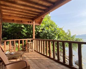 Ricky's Beach House - Pulau Sikuai - Balcony