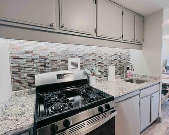 The Hartford Skyline - Stylish Downtown Condo with Wifi Gym - Hartford - Kitchen