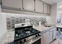 The Hartford Skyline - Stylish Downtown Condo with Wifi Gym and Parking - Hartford - Kitchen