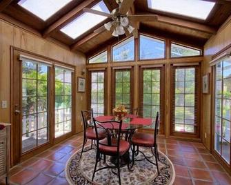 Enchanted Gardens: 3 Br, 3 Ba House In Cambria, Sleeps 6 - Cambria - Comedor