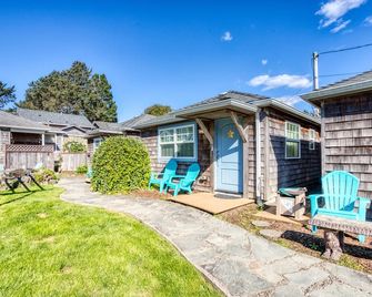Three Sunny Cottages In A Great Location Near Downtown & Beach - Dogs Welcome - Cannon Beach - Patio