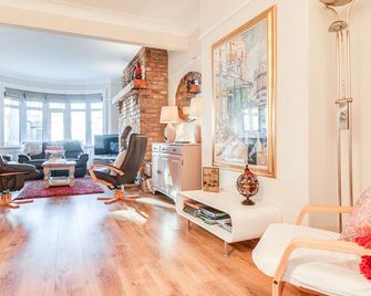 Tranquility, Pet Friendly, With Open Fire In Portrush - Portrush - Living room